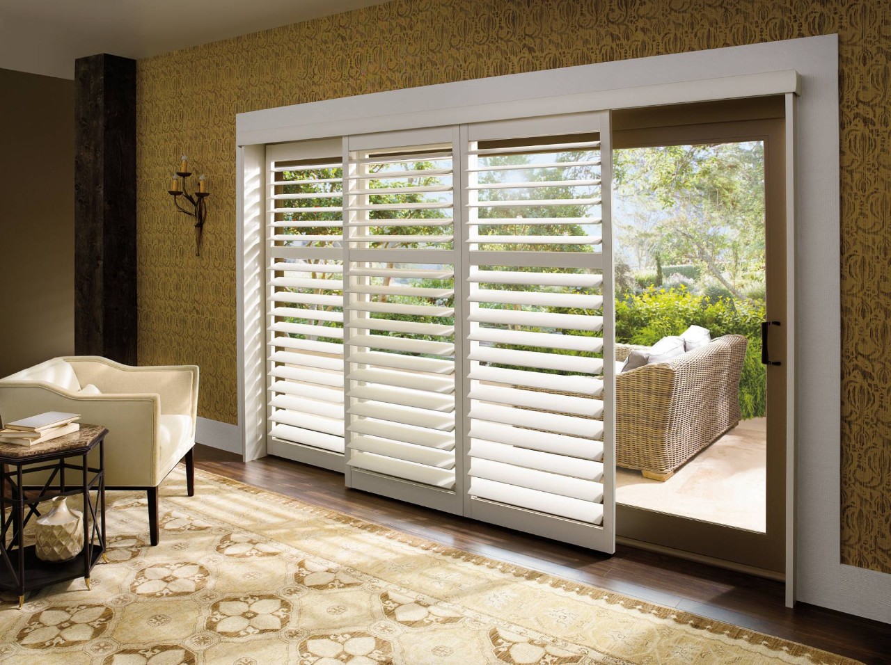 Hunter Douglas Palm Beach™ Polysatin™ Vinyl Shutters filtering light into a Kailua Kona, HI, living room